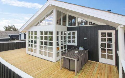 Bjari - 850M from the Sea: Loft, Gulvbelægning, Indretning, Etage, Kompositmateriale, Møbel, Udvej, Hotel, Design, Dagslys