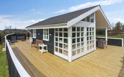 Bjari - 850M from the Sea: Loft, Gulvbelægning, Indretning, Etage, Kompositmateriale, Møbel, Udvej, Hotel, Design, Dagslys