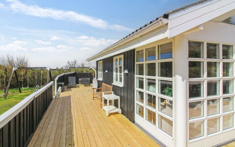 Bjari - 850M from the Sea: Loft, Gulvbelægning, Indretning, Etage, Kompositmateriale, Møbel, Udvej, Hotel, Design, Dagslys