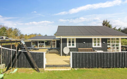 Bjari - 850M from the Sea: Loft, Gulvbelægning, Indretning, Etage, Kompositmateriale, Møbel, Udvej, Hotel, Design, Dagslys