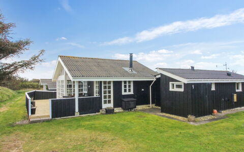 Bjari - 850M from the Sea: Loft, Gulvbelægning, Indretning, Etage, Kompositmateriale, Møbel, Udvej, Hotel, Design, Dagslys