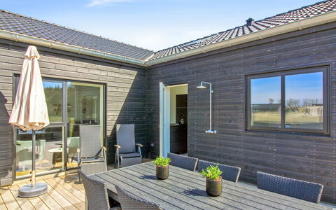 Ambra - 950M from the Sea: Tag, Hjem, Dør, Sommerhus, Skygge, Sidespor, Gård, Estate, Backyard