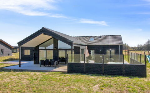 Ambra - 950M from the Sea: Tag, Hjem, Dør, Sommerhus, Skygge, Sidespor, Gård, Estate, Backyard
