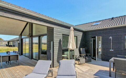 Ambra - 950M from the Sea: Tag, Hjem, Dør, Sommerhus, Skygge, Sidespor, Gård, Estate, Backyard