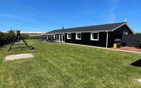 Minza - 250M from the Sea: Boligområde, Busk, Hus, Hjem, Have, Estate, Skygge, Landscaping, Lawn