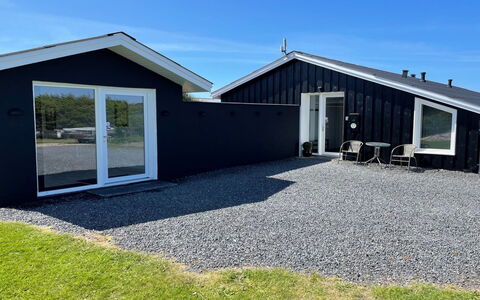 Minza - 250M from the Sea: Boligområde, Busk, Hus, Hjem, Have, Estate, Skygge, Landscaping, Lawn