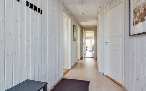 Minza - 250M from the Sea: Boligområde, Busk, Hus, Hjem, Have, Estate, Skygge, Landscaping, Lawn
