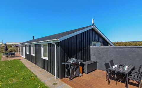 Minza - 250M from the Sea: Boligområde, Busk, Hus, Hjem, Have, Estate, Skygge, Landscaping, Lawn