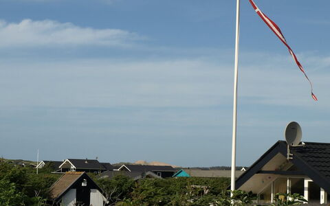 Minza - 250M from the Sea: Boligområde, Busk, Hus, Hjem, Have, Estate, Skygge, Landscaping, Lawn