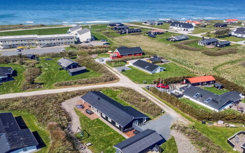Minza - 250M from the Sea: Boligområde, Busk, Hus, Hjem, Have, Estate, Skygge, Landscaping, Lawn