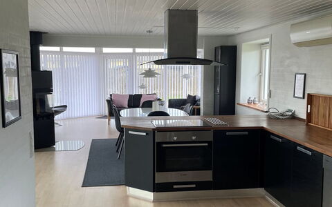 Minza - 250M from the Sea: Gulvbelægning, Møbel, Træ, Indretning, Etage, Countertop, Loft, Trægulve, Køkken, Cabinetry