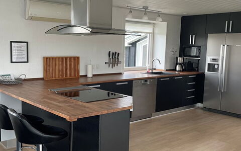 Minza - 250M from the Sea: Gulvbelægning, Træ, Møbel, Indretning, Etage, Countertop, Køkken, Trægulve, Køkken Apparat, Cabinetry