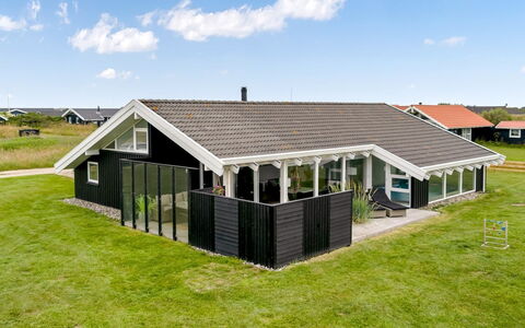 Crista - 500M from the Sea: Loft, Gulvbelægning, Indretning, Etage, Kompositmateriale, Møbel, Udvej, Hotel, Design, Dagslys