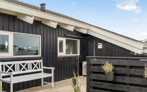 Crista - 500M from the Sea: Loft, Gulvbelægning, Indretning, Etage, Kompositmateriale, Møbel, Udvej, Hotel, Design, Dagslys