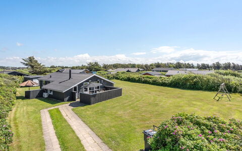 Biarni - 300M from the Sea: Hjem, Tag, Hus, Dør, Sommerhus, Skygge, Have, Bunddække, Veranda, Gård