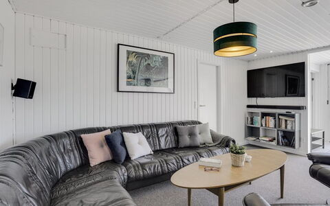 Biarni - 300M from the Sea: Hjem, Tag, Hus, Dør, Sommerhus, Skygge, Have, Bunddække, Veranda, Gård