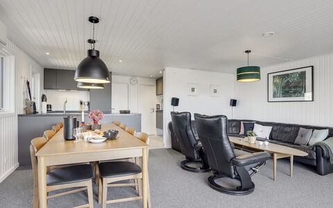 Biarni - 300M from the Sea: Hjem, Tag, Hus, Dør, Sommerhus, Skygge, Have, Bunddække, Veranda, Gård