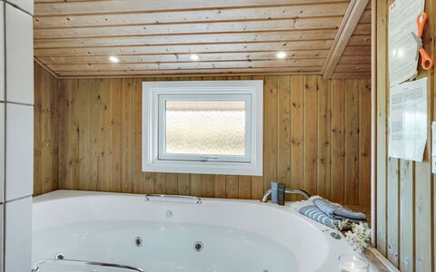 Biarni - 300M from the Sea: Hjem, Tag, Hus, Dør, Sommerhus, Skygge, Have, Bunddække, Veranda, Gård