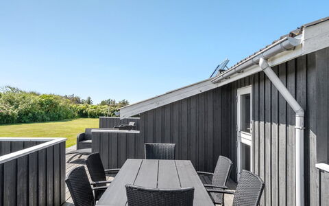 Biarni - 300M from the Sea: Hjem, Tag, Hus, Dør, Sommerhus, Skygge, Have, Bunddække, Veranda, Gård