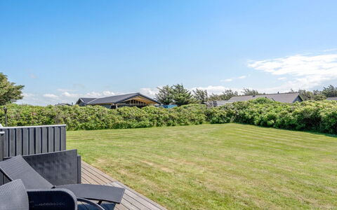 Biarni - 300M from the Sea: Hjem, Tag, Hus, Dør, Sommerhus, Skygge, Have, Bunddække, Veranda, Gård
