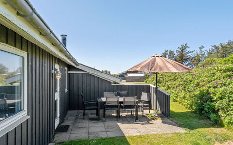 Biarni - 300M from the Sea: Hjem, Tag, Hus, Dør, Sommerhus, Skygge, Have, Bunddække, Veranda, Gård