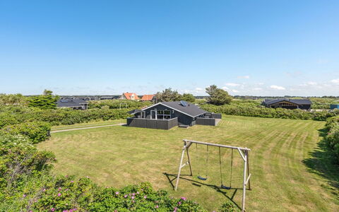 Biarni - 300M from the Sea: Hjem, Tag, Hus, Dør, Sommerhus, Skygge, Have, Bunddække, Veranda, Gård
