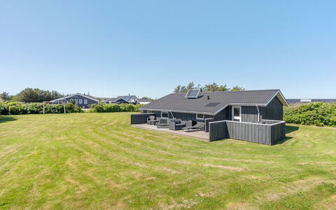 Biarni - 300M from the Sea: Hjem, Tag, Hus, Dør, Sommerhus, Skygge, Have, Bunddække, Veranda, Gård