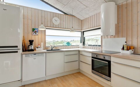 Mikkel - 300M from the Sea: Køkken, Køkken Apparat, Countertop, Indretning, Gulvbelægning, Større Bandage, Træ, Cabinetry, Husholdningsapparat, Loft