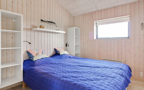 Mikkel - 300M from the Sea: Træ, Soveværelse, Loft, Etage, Gulvbelægning, Seng, Sengetøj, Sengetøj, Værelse, Bed Frame