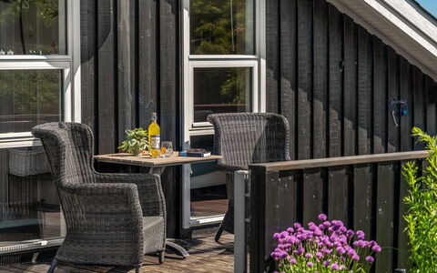 Sina - 300M from the Sea: Hus, Hjem, Dør, Tag, Sommerhus, Estate, Have, Skygge, Sidespor, Gård