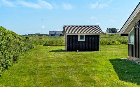 Sina - 300M from the Sea: Hus, Hjem, Dør, Tag, Sommerhus, Estate, Have, Skygge, Sidespor, Gård