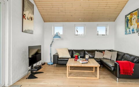 Broder - 150M from the Sea: Hus, Hjem, Dør, Tag, Sommerhus, Estate, Have, Skygge, Sidespor, Gård