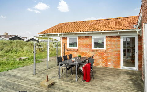 Broder - 150M from the Sea: Hus, Hjem, Dør, Tag, Sommerhus, Estate, Have, Skygge, Sidespor, Gård