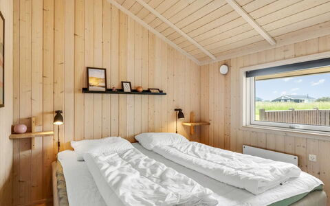 Kiran - 200M from the Sea: Træ, Hjem, Hårdttræ, Planke, Sommerhus, Bejdse, Soveværelse, Bjælkehytte, Design, Seng