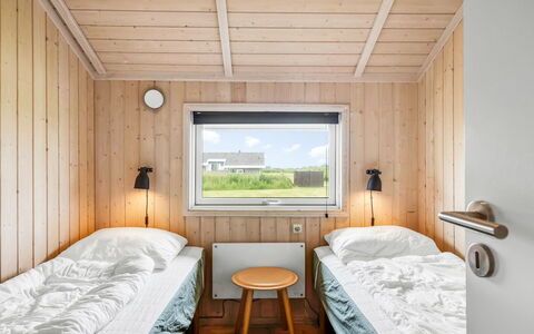 Kiran - 200M from the Sea: Træ, Soveværelse, Seng, Sengetøj, Bed Frame, Planke, Sengetøj, Dagslys, Hårdttræ, Bejdse