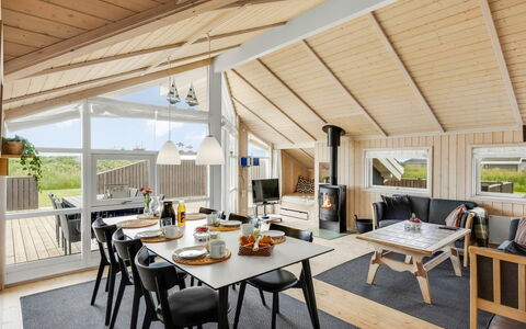 Kiran - 200M from the Sea: Træ, Sommerhus, Hjem, Skygge, Hårdttræ, Sidespor, Veranda, Garden Bygninger, Dæk, Tømmer