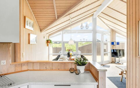 Kiran - 200M from the Sea: Træ, Loft, Indretning, Gulvbelægning, Hjem, Køkken, Lysarmatur, Værelse, Countertop, Planke
