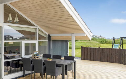Kiran - 200M from the Sea: Træ, Hjem, Arkitektur, Veranda, Tag, Hårdttræ, Planke, Dæk, Skygge, Dør