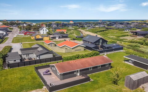 Franceska - 450M from the Sea: Bygning, Hus, Træ, Hjem, Tag, Sommerhus, Boligområde, Busk, Arkitektur