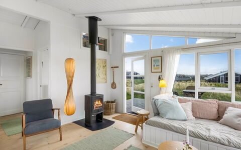 Anissa - 100M from the Sea: Møbel, Indretning, Gulvbelægning, Etage, Loft, Couch, Stue, Belysning, Hjem, Trægulve
