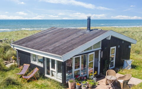 Anissa - 100M from the Sea: Loft, Gulvbelægning, Indretning, Etage, Kompositmateriale, Møbel, Udvej, Hotel, Design, Dagslys