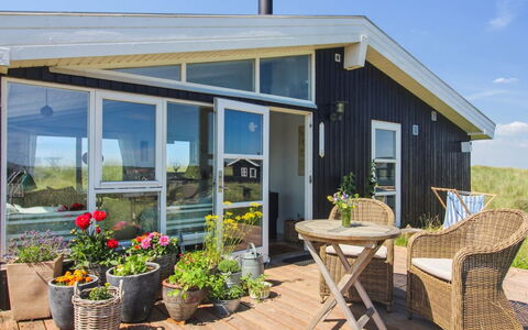 Anissa - 100M from the Sea: Loft, Gulvbelægning, Indretning, Etage, Kompositmateriale, Møbel, Udvej, Hotel, Design, Dagslys