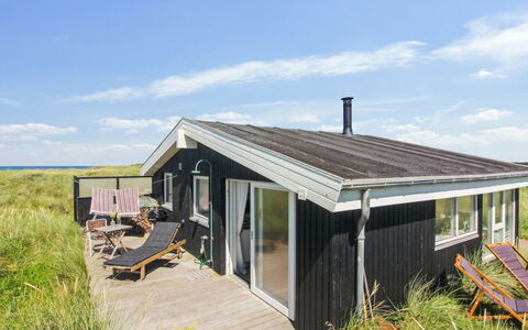 Anissa - 100M from the Sea: Loft, Gulvbelægning, Indretning, Etage, Kompositmateriale, Møbel, Udvej, Hotel, Design, Dagslys