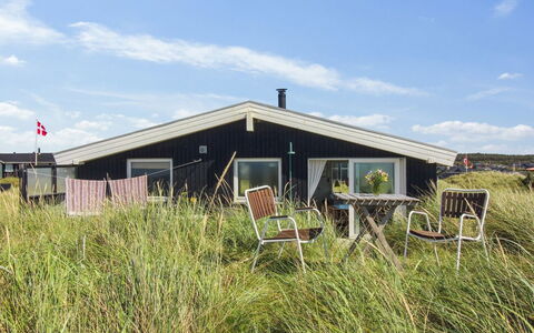Anissa - 100M from the Sea: Loft, Gulvbelægning, Indretning, Etage, Kompositmateriale, Møbel, Udvej, Hotel, Design, Dagslys