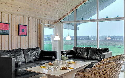 Mattis - 650M from the Sea: Møbel, Indretning, Træ, Loft, Couch, Stue, Hjem, Gulvbelægning, Værelse, Etage