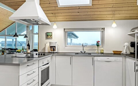 Mattis - 650M from the Sea: Køkken, Countertop, Køkken Apparat, Loft, Større Bandage, Gulvbelægning, Lysarmatur, Husholdningsapparat, Indretning, Cabinetry
