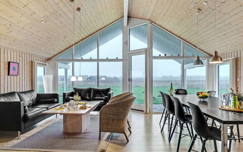 Mattis - 650M from the Sea: Hjem, Loft, Tag, Sommerhus, Veranda, Sidespor, Køkken & Spisebord, Stol, Estate, Lysarmatur