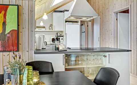 Mattis - 650M from the Sea: Køkken, Møbel, Indretning, Træ, Loft, Countertop, Lysarmatur, Gulvbelægning, Køkken Apparat, Større Bandage