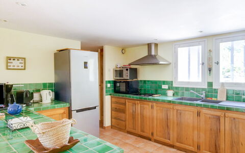 Les Cotes: Cabinetry, Køkkenvask, Ejendom, Countertop, Tap, Håndvask, Vindue, Grøn, Køkken, Sanitærarmatur