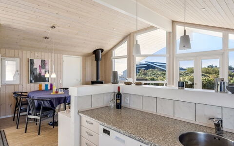 Söhnke - 400M from the Sea: Træ, Indretning, Gulvbelægning, Loft, Etage, Møbel, Countertop, Køkken, Hjem, Værelse